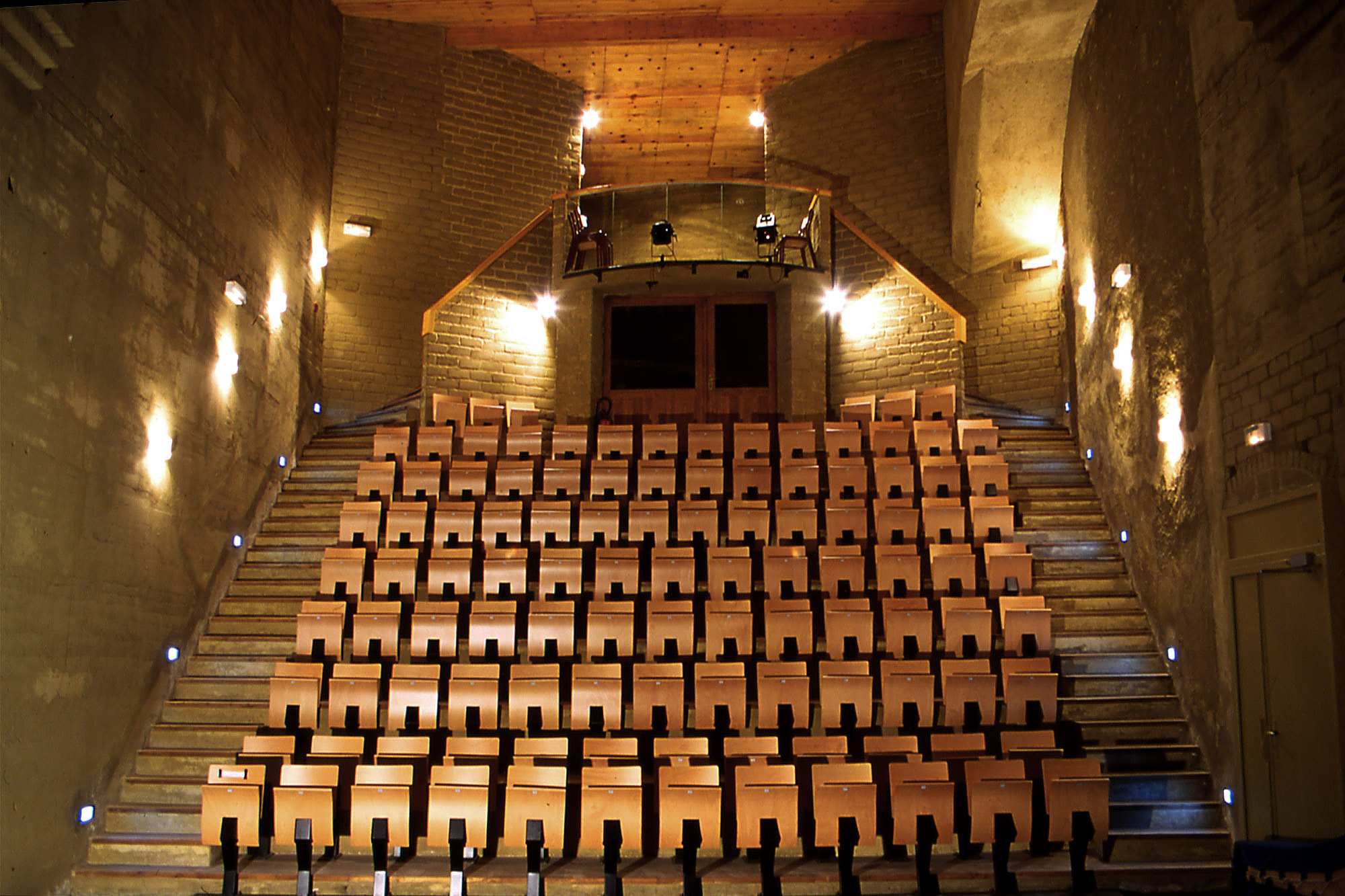 Construction d'un auditorium en pisé.